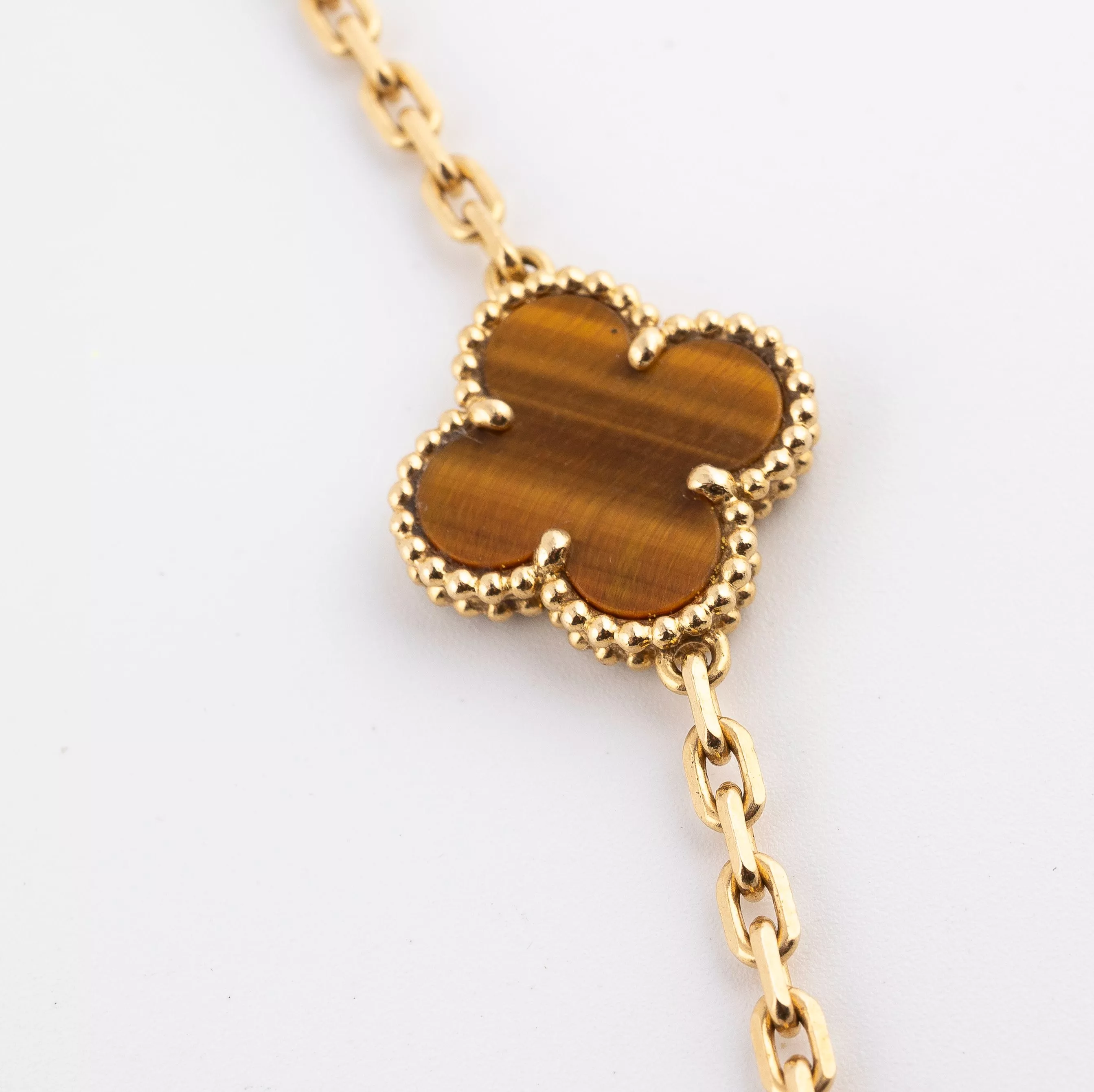 Van Cleef & Arpels, sautoir Alhabama en or jaune et oeil de tigre