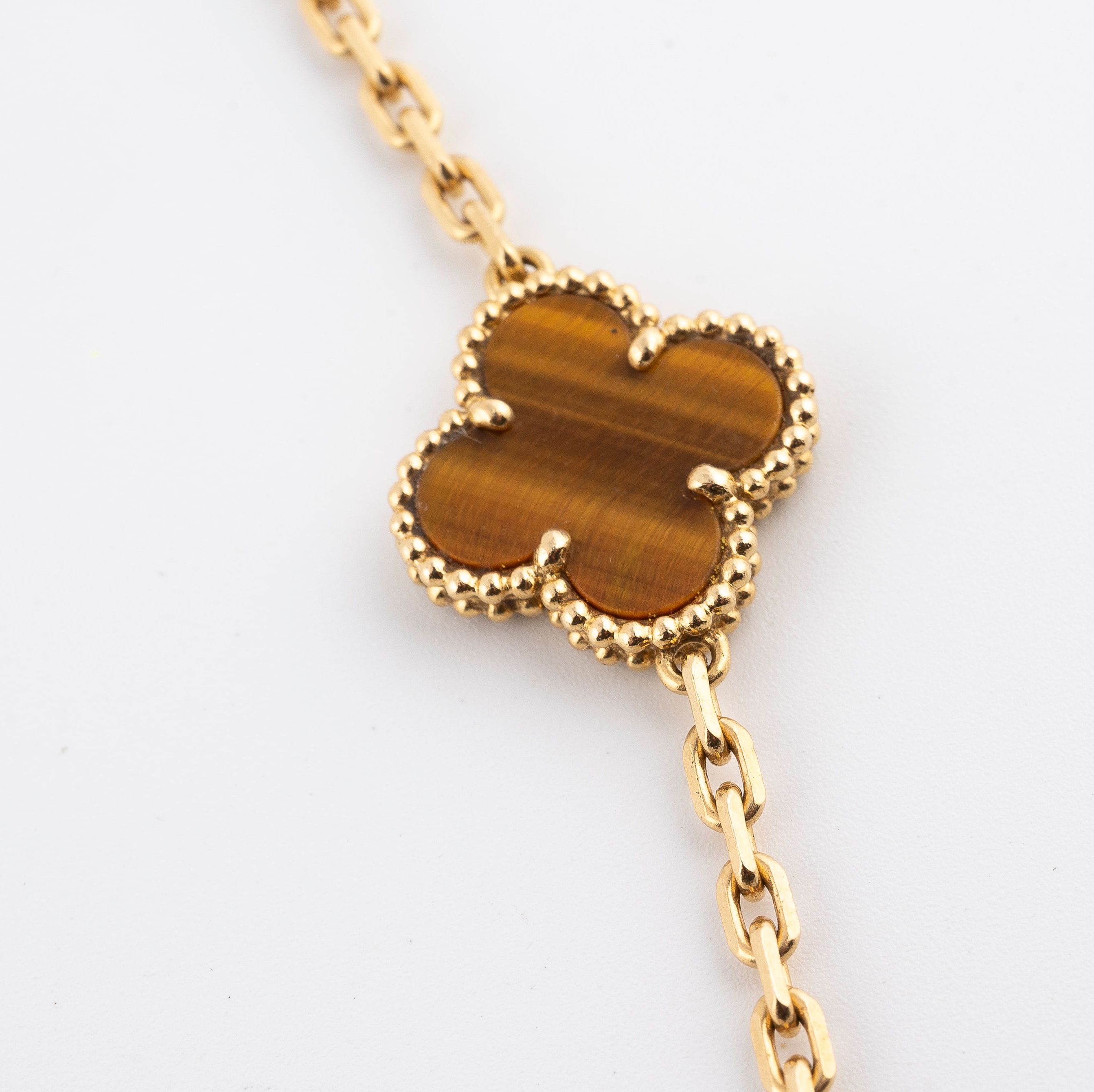 Van Cleef & Arpels, sautoir Alhabama en or jaune et oeil de tigre