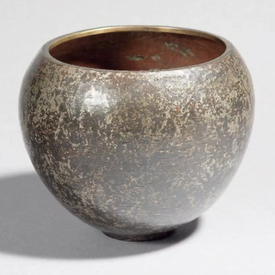 Linossier, vase toupie sur base talonn&eacute;e en dinanderie