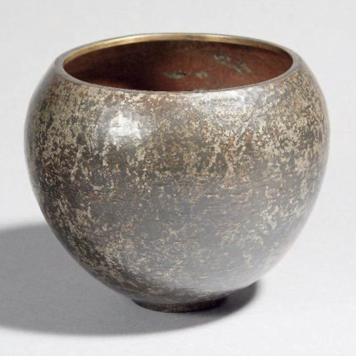 Linossier, vase toupie sur base talonnée en dinanderie
