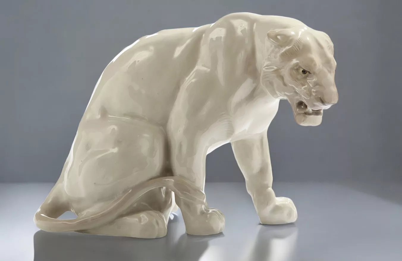 Paul Jouve, sculpture en porcelaine blanche gla&ccedil;ur&eacute;e