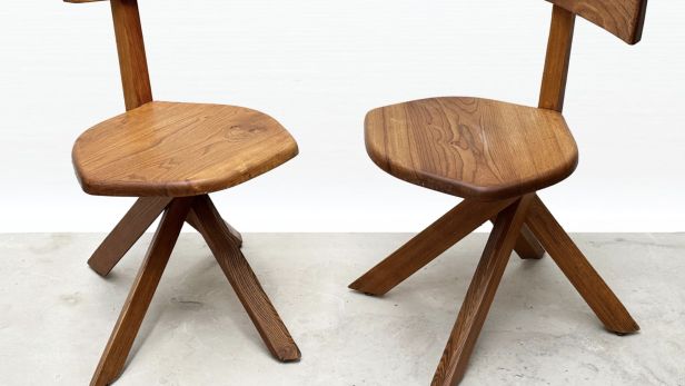 Pierre CHAPO (1927-1987) Paire de chaises, circa 1975, dites S34A en orme