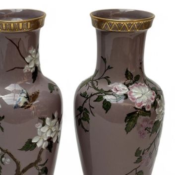 SÈVRES Paire de vases de forme « antique chinois1869 » en porcelaine, à fond mauve et décor en pâte sur pâte de branches fleuries