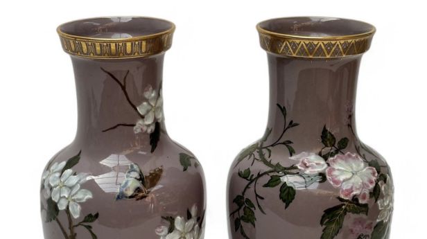 SÈVRES Paire de vases de forme « antique chinois1869 » en porcelaine, à fond mauve et décor en pâte sur pâte de branches fleuries