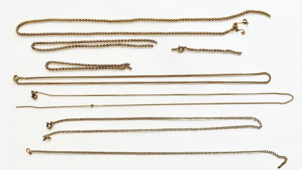 Lot de chaines en or jaune (750) et métal doré.