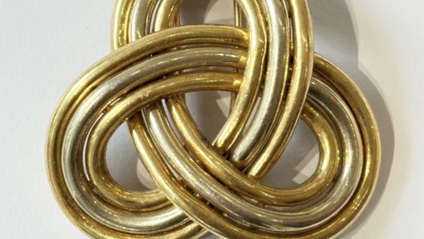 CARTIER PARIS, Trinity, Broche clip 2 tons d'or 18k (750e)