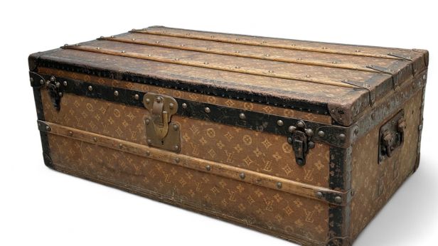 LOUIS VUITTON, Malle de voyage en toile monogrammée