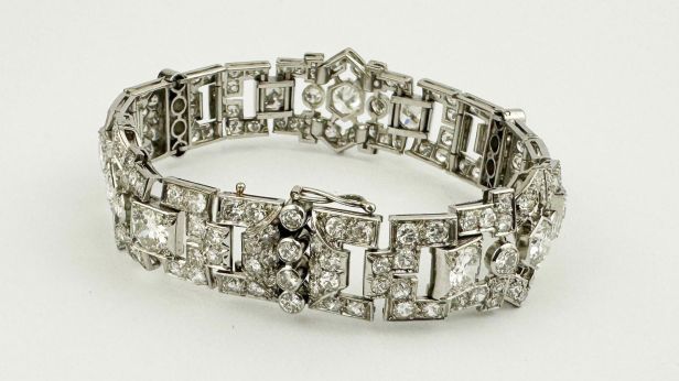 Bracelet articulé en platine (850e) composé de maillons géométriques et diamants