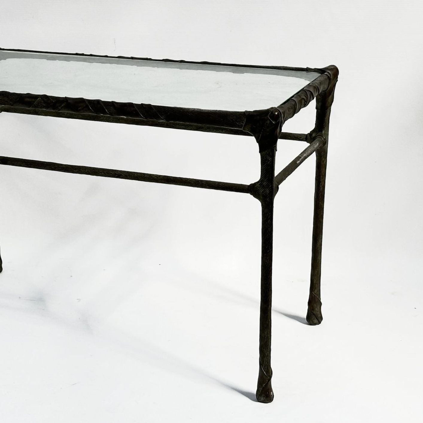 Bahman Dadkhah, petite table en verre et bronze patiné