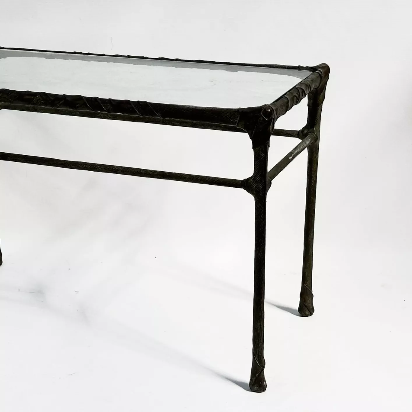 Bahman Dadkhah, petite table en verre et bronze patin&eacute;