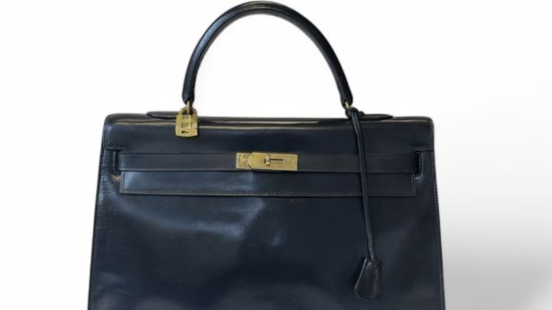 HERMÈS Sac Kelly sellier, 35 cm, en veau box noir, doublure en chèvre noir, bijouterie en métal plaqué or
