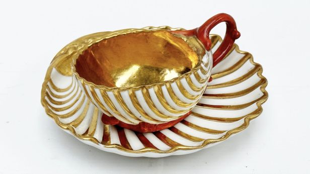 PARIS, manufacture de Dagoty Tasse en forme de coquillage en porcelaine à décor blanc et or, l'intérieur à l'or