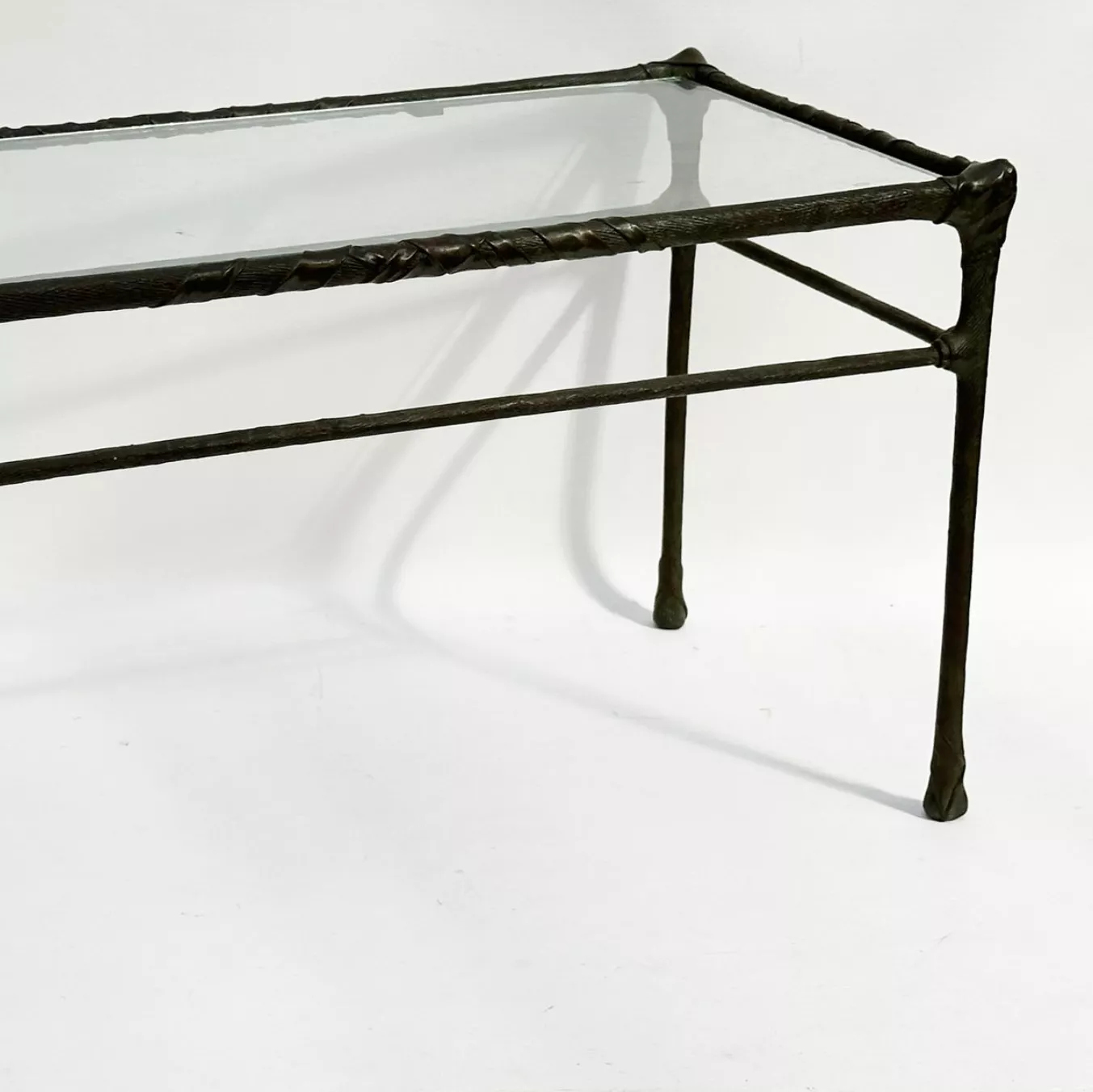 Bahman Dadkhah, grande table en verre et bronze patin&eacute;