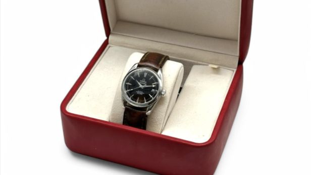 OMEGA SEAMASTER CO-AXIAL Montre bracelet en acier, cadran noir laqué, minuterie blanche