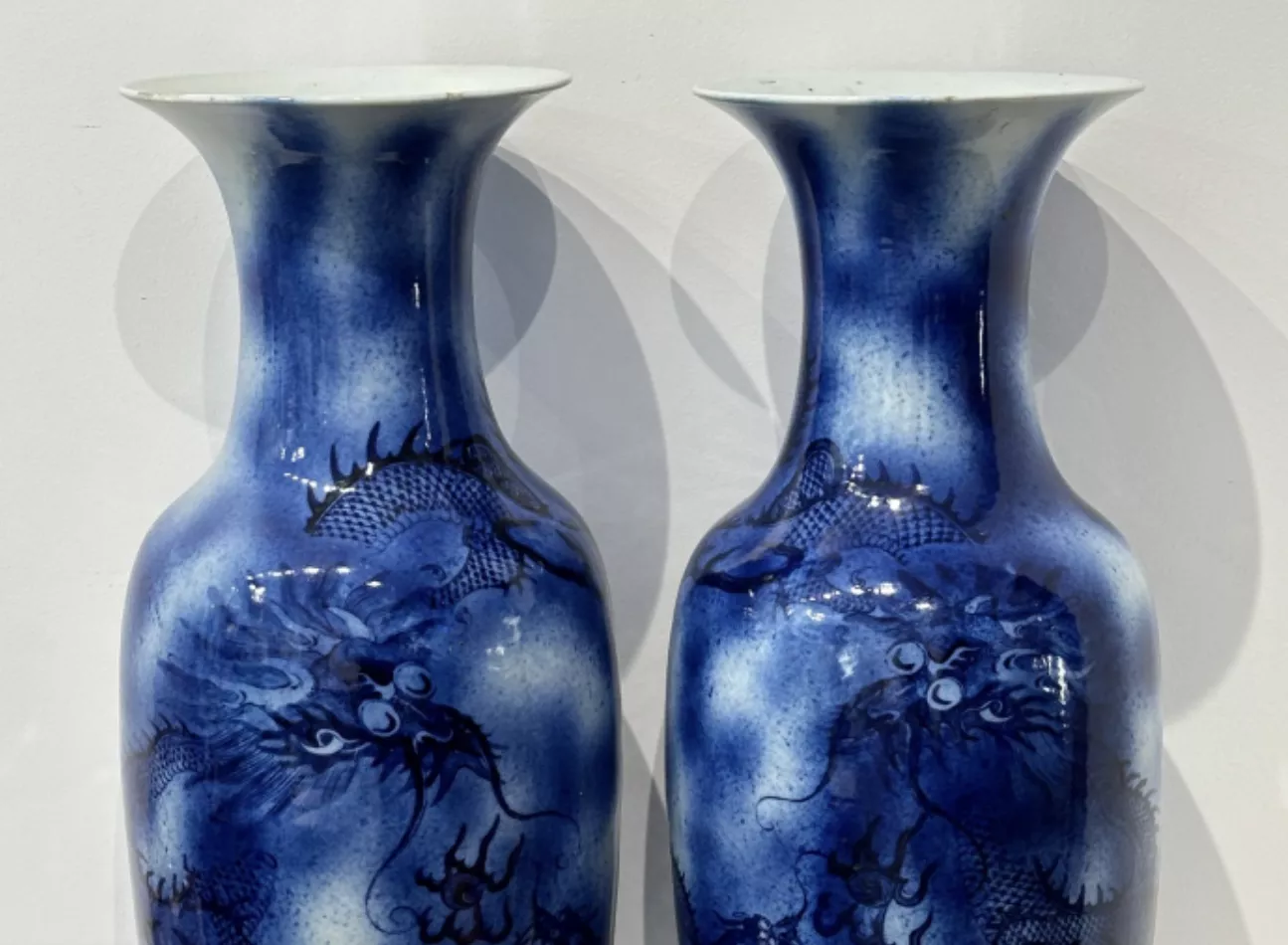 JAPON, probablement Arita, XIXe / XXe si&egrave;cle (?) Paire de vases balustres en porcelaine &agrave; d&eacute;cor en bleu de cobalt