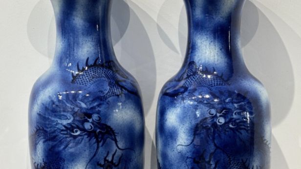 JAPON, probablement Arita, XIXe / XXe siècle (?) Paire de vases balustres en porcelaine à décor en bleu de cobalt
