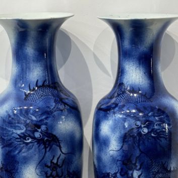 JAPON, probablement Arita, XIXe / XXe siècle (?) Paire de vases balustres en porcelaine à décor en bleu de cobalt
