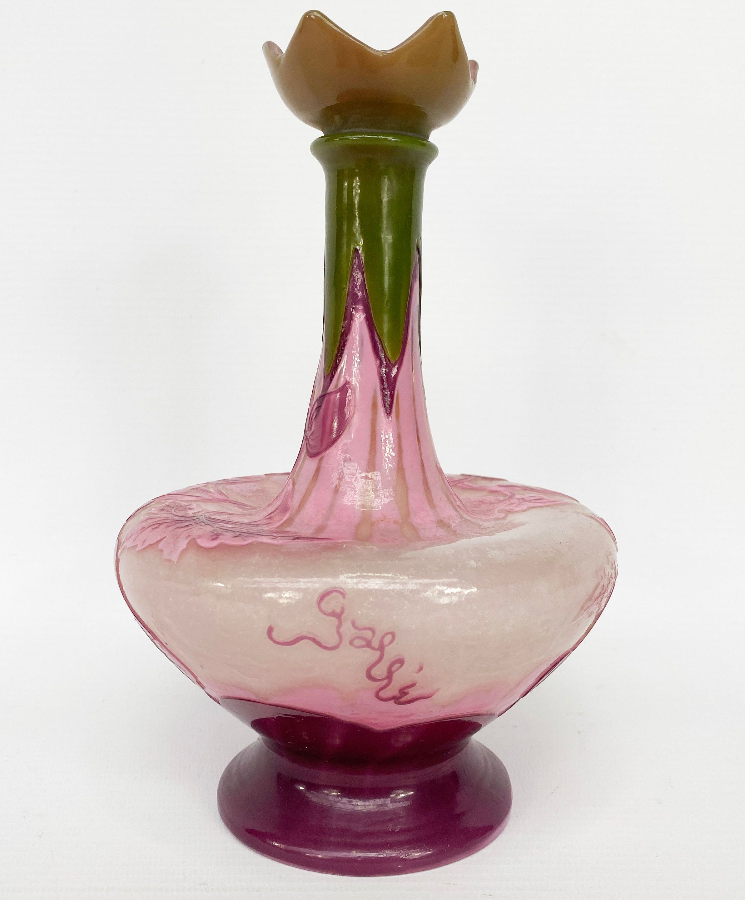 Gallé, vase en pâte de verre signé sur le ballon de verre