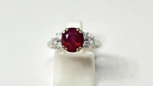 Bague en platine (850e), ornée d’un rubis ovale facetté