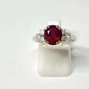 Bague en platine (850e), ornée d’un rubis ovale facetté