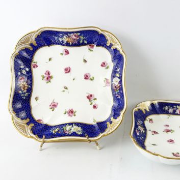 Sèvres, Paire de compotiers carrés en porcelaine tendre,