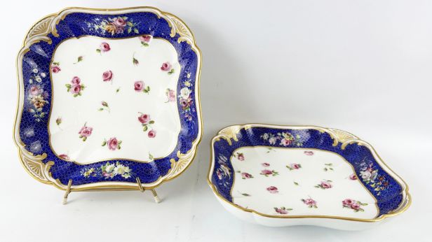 Sèvres, Paire de compotiers carrés en porcelaine tendre,