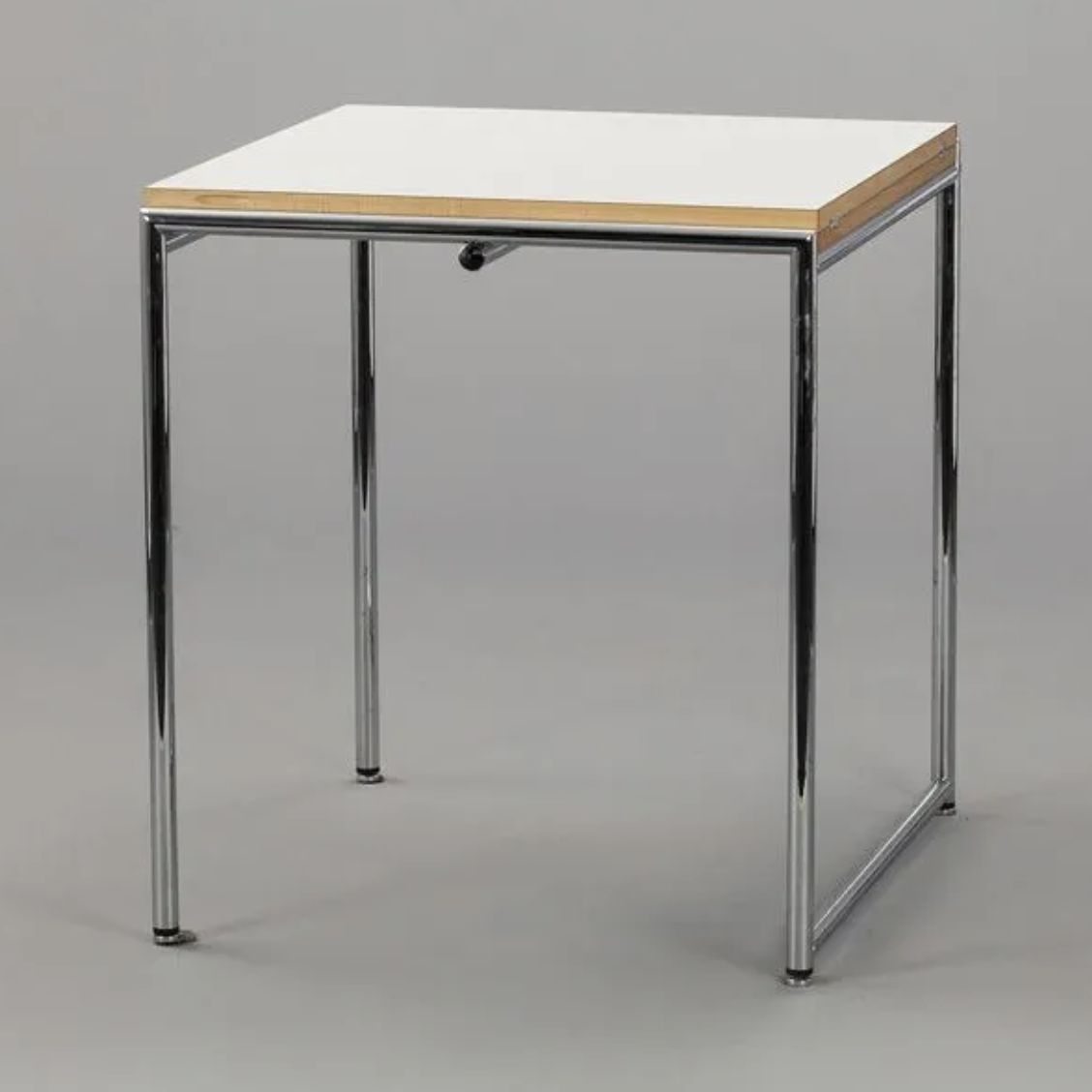 Eileen Gray, table en acier