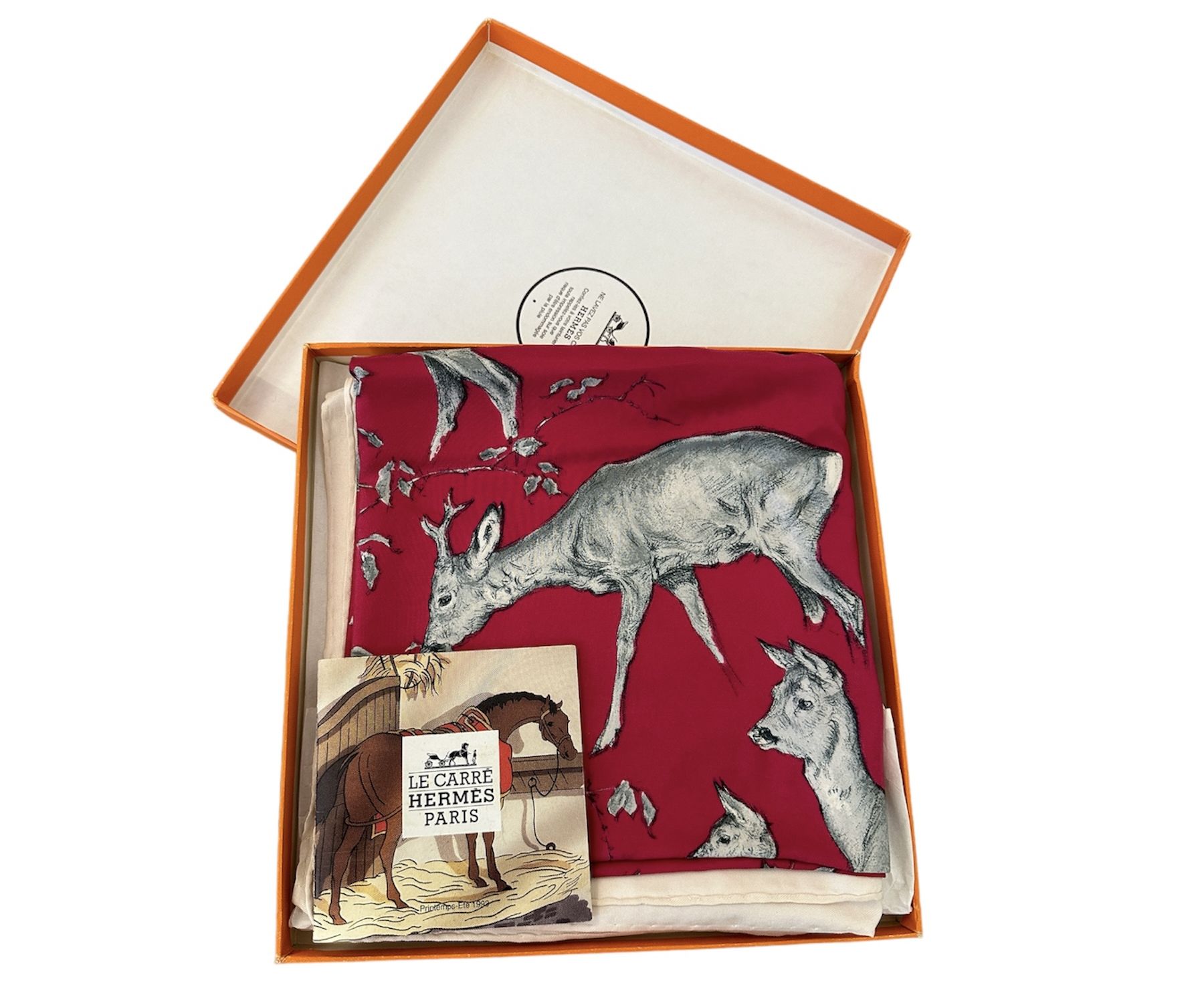 Carré Hermès dans sa boîte d'origine