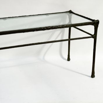 Bahman DADKHAH (né en 1941) Table basse quadripode en bronze à patine vert-brune