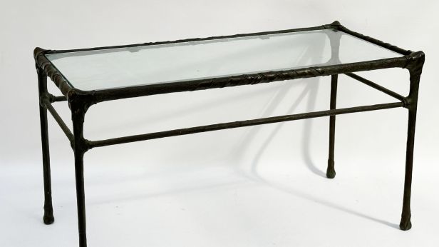Bahman DADKHAH (né en 1941) Table basse quadripode en bronze à patine vert-brune