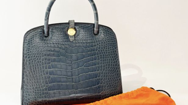 HERMÈS PARIS Sac Dalvy en alligator bleu jean