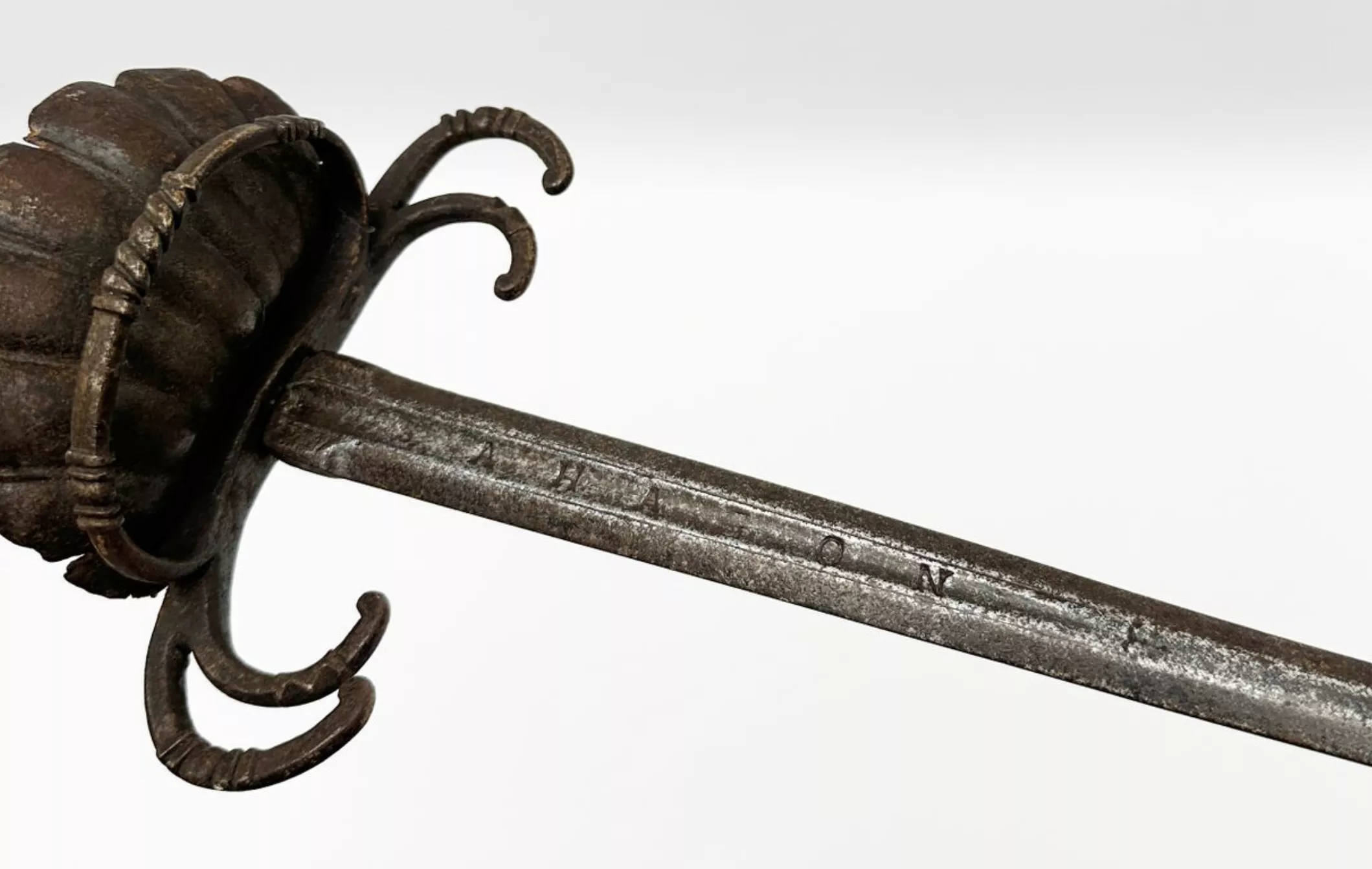 Exemple de gravure sur une &eacute;p&eacute;e de ville dite "crabe", XVII&egrave;me