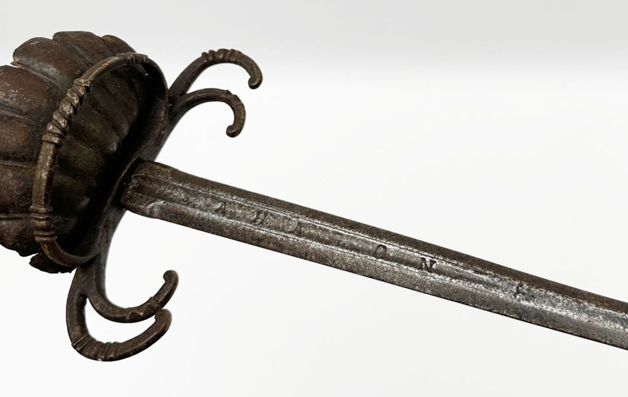 Exemple de gravure sur une épée de ville dite "crabe", XVIIème