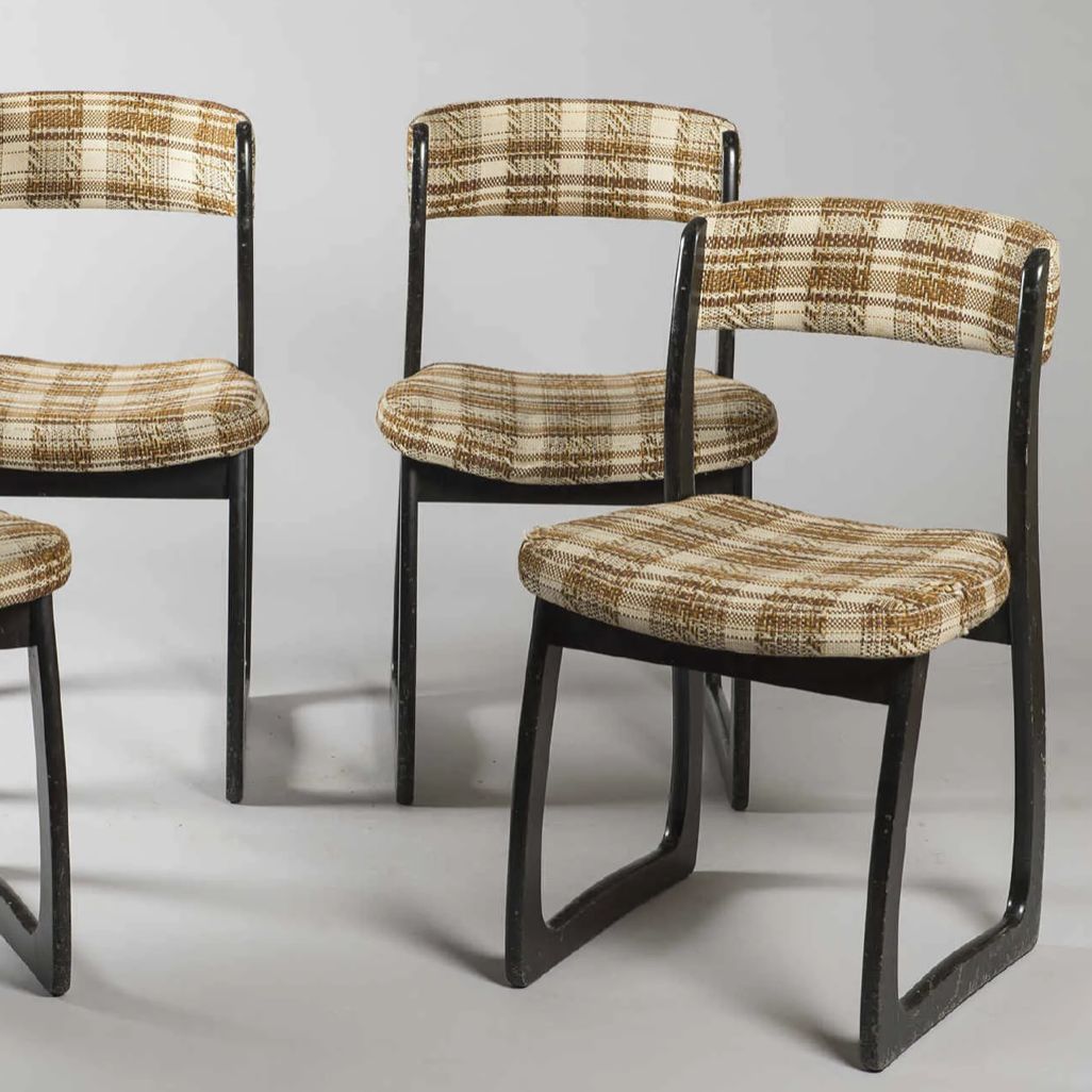 Suite de 4 chaises Baumann en bois et tissu à motifs quadrillés