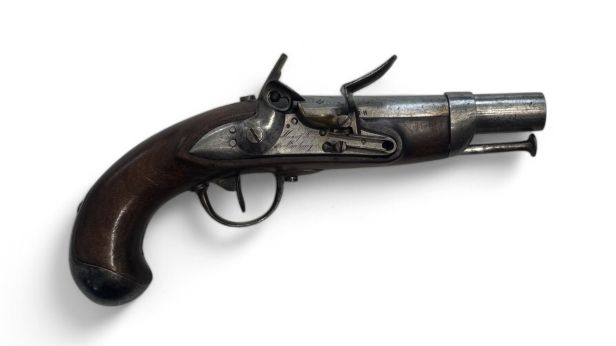 Pistolet de gendarmerie modèle 1816 à silex. Platine à silex de la manufacture royale de Maubeuge.