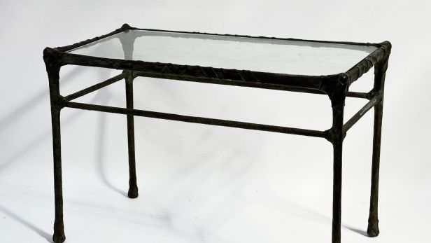 Bahman DADKHAH (né en 1941) Table basse quadripode en bronze à patine vert-brune
