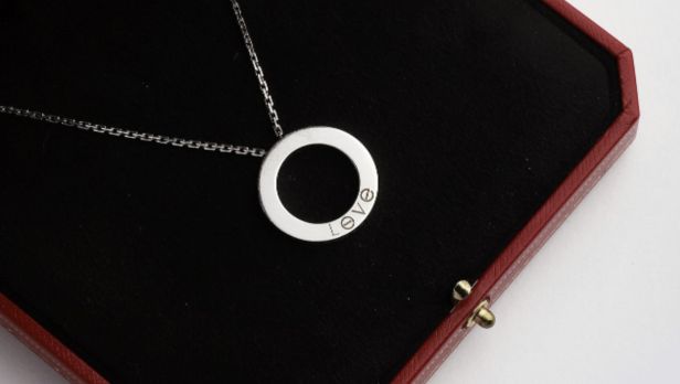 CARTIER modèle Love Collier pendentif en or gris 18K (750e)