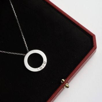 CARTIER modèle Love Collier pendentif en or gris 18K (750e)