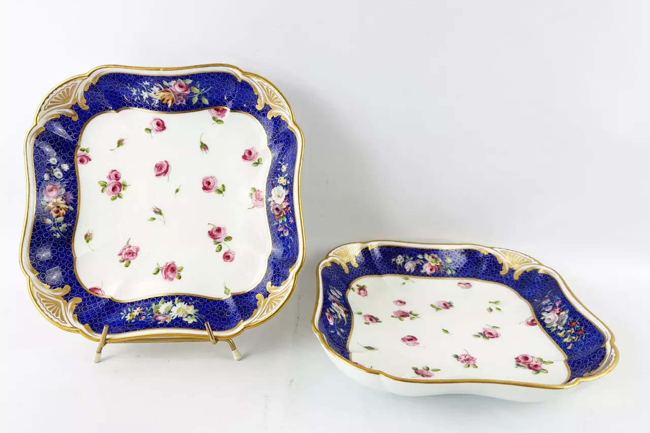 S&egrave;vres, paire de compotiers en porcelaine