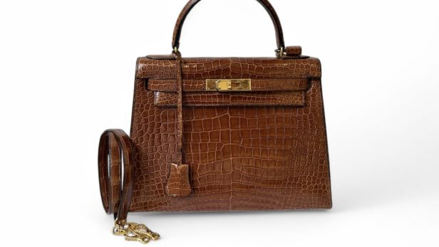HERMÈS, Sac Kelly sellier, 28 cm, en crocodile Porosus couleurs caramel, doublure en chèvre de couleur gold, bijouterie en métal plaqué or