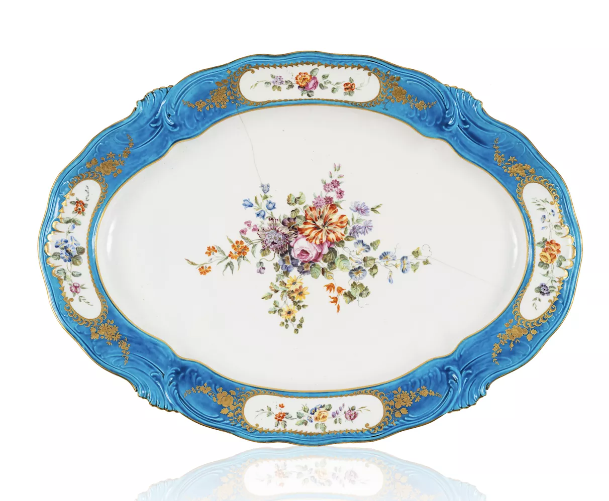 Plat en porcelaine de Vincennes pr&eacute;sent&eacute; &agrave; la vente le 18 avril