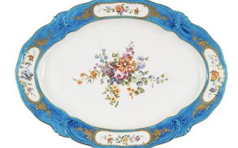 Plat en porcelaine de Vincennes présenté à la vente le 18 avril