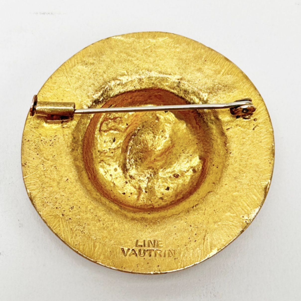 Line Vautrin, arrière de la broche