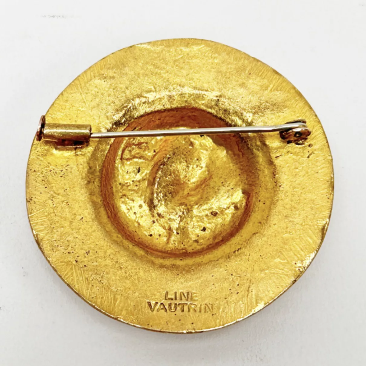 Line Vautrin, arrière de la broche
