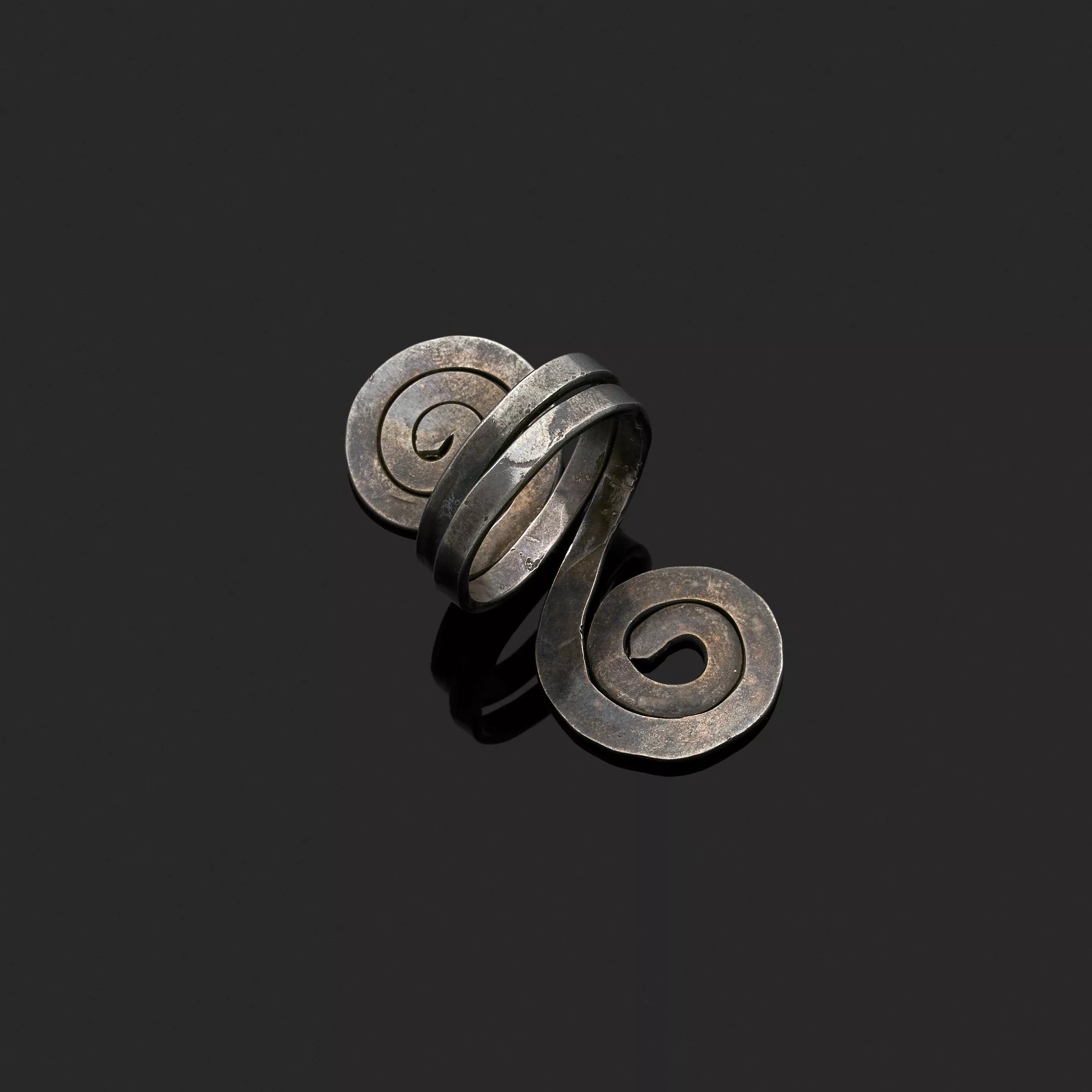 Calder, bague en laiton, arri&egrave;re