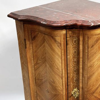 Travail du XVIIIème siècle, Époque Louis XV Encoignure de forme mouvementée en bois et bois de placage