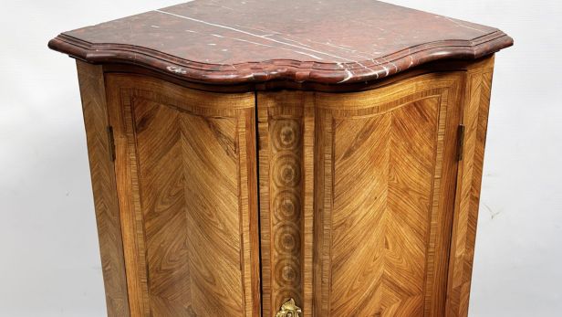 Travail du XVIIIème siècle, Époque Louis XV Encoignure de forme mouvementée en bois et bois de placage