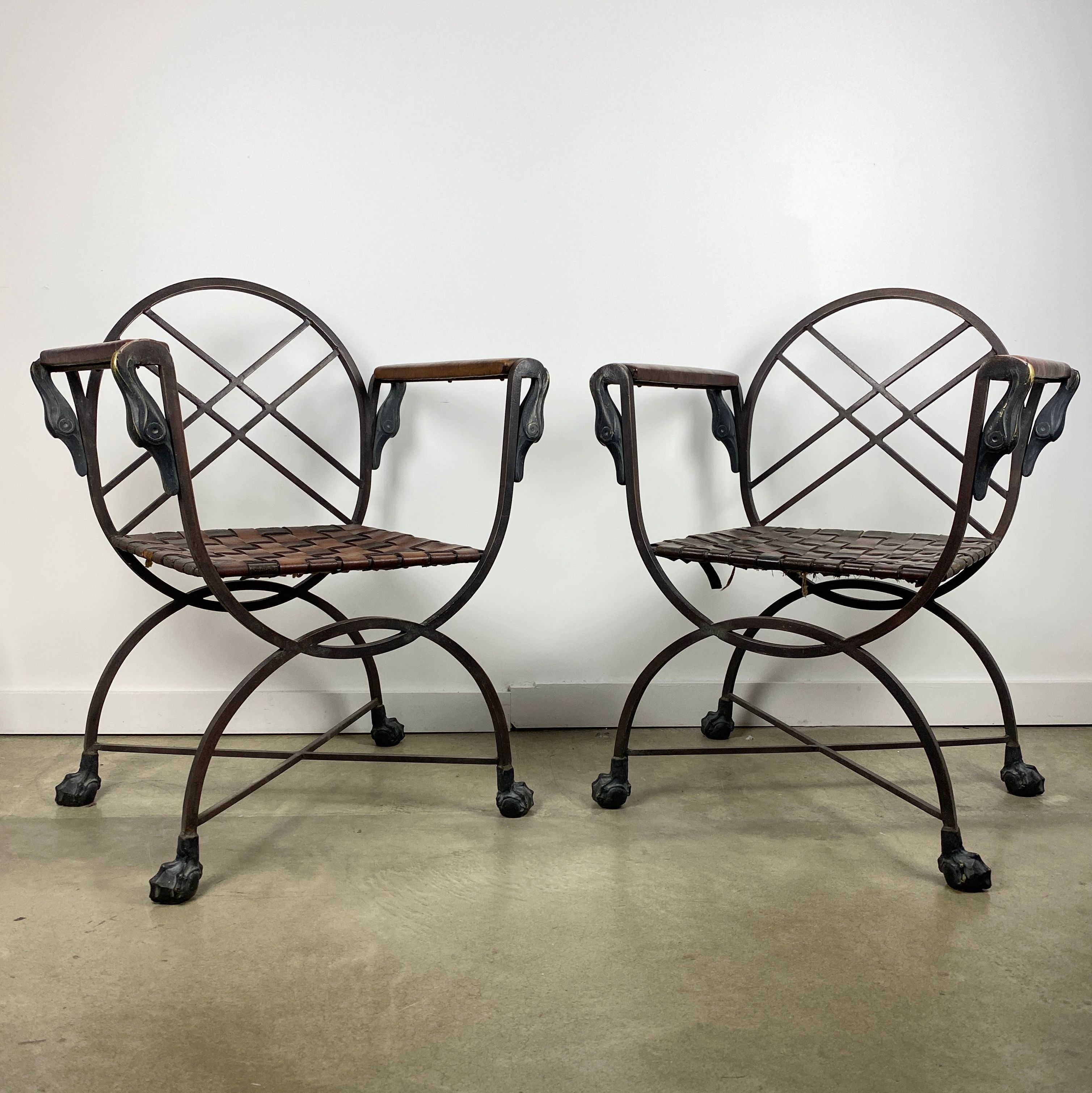 Marcel Coard, paire de fauteuils en fer forgé et cuir