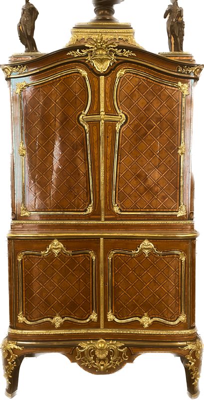 Armoire Cressent, bois en marqueterie de fleurs et bronze doré
