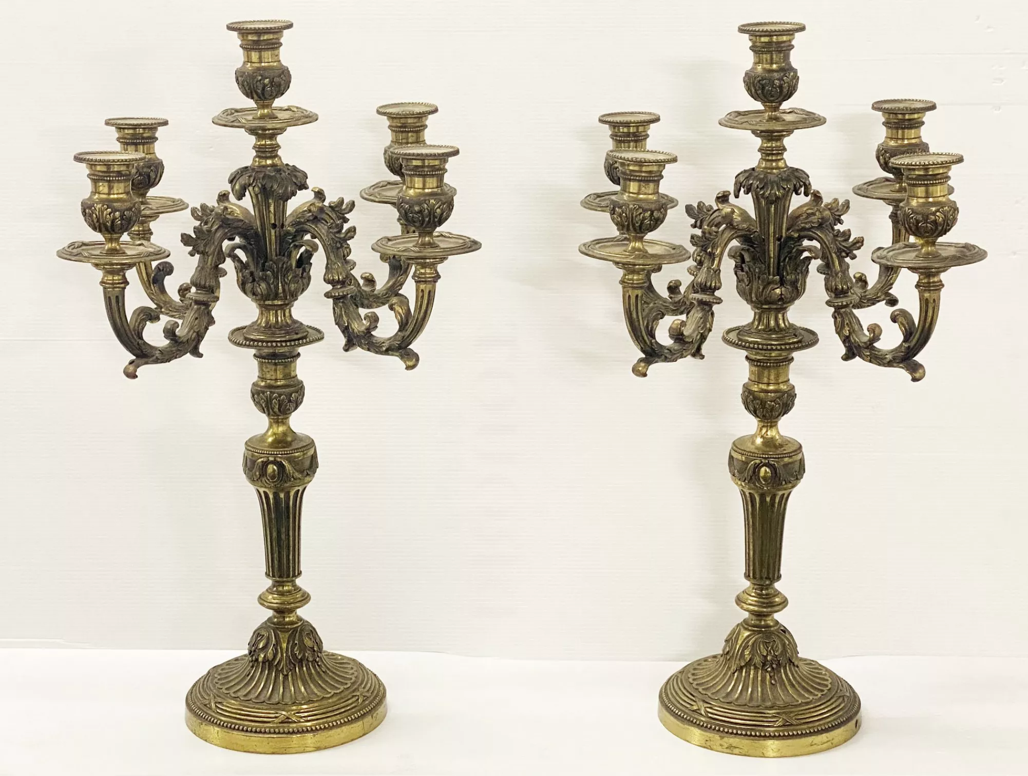 Cand&eacute;labres en bronze dor&eacute; cisel&eacute;s